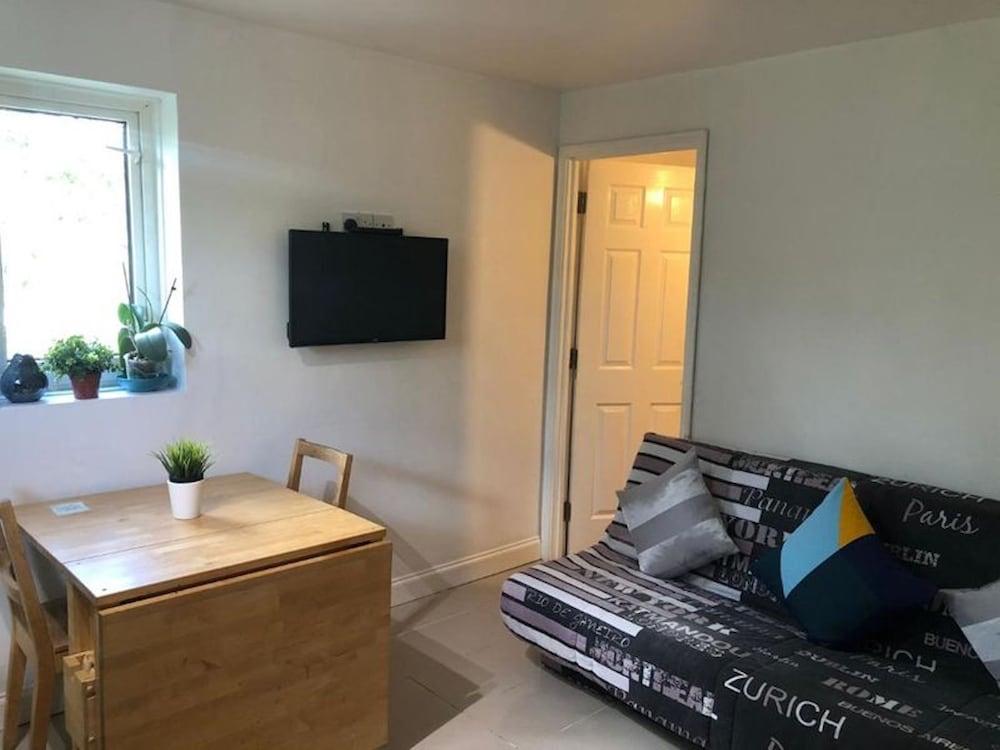 Small Modern Comfortable 2 Bedroom Apartment - Cmyr - Tap to explore photos