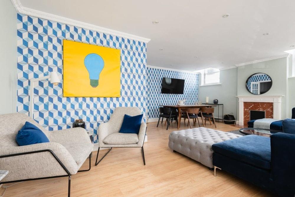 The Kensington Palace Mews - Bright Modern 6bdr House With Garage - Tap to explore photos