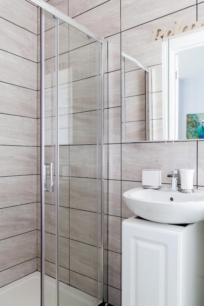 Luxury 1-bedroom Suite Next to Oxford Street - Tap to explore photos