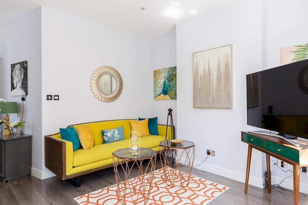 Luxury 1-bedroom Suite Next to Oxford Street - Tap to explore photos