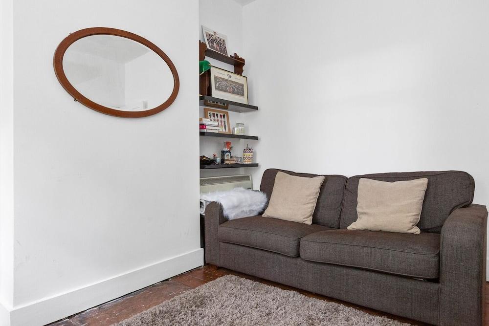Cosy 1BR Central Apartment In Bermondsey - Tap to explore photos