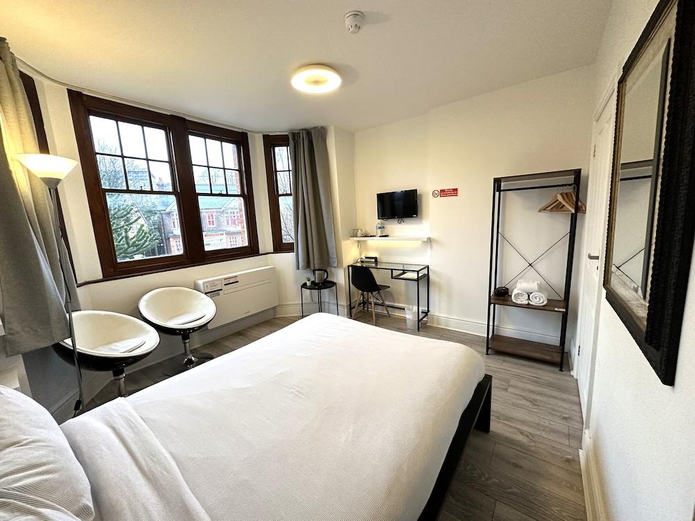 Sleeplicity London Heathrow Room Type - Standard Double Room