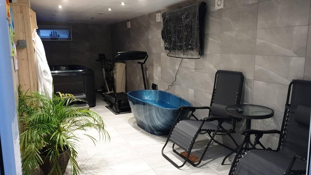 Private Hot Tub, Sauna, Ice Bath Gym Apartment - Tap to explore photos