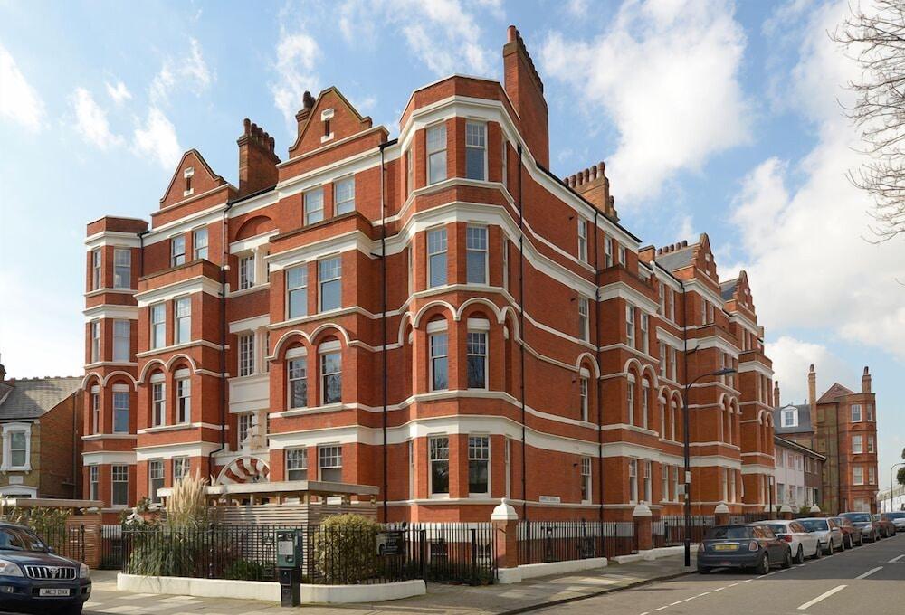 Luxury Three Bedroom - Flat 121 Lower Ground Floor - Tap to explore photos