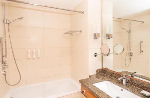 Radisson RED London Twickenham Room Type - Family Room Urban View