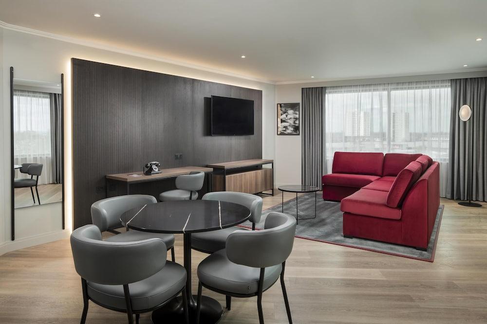 Radisson RED London Twickenham Room Type - Suite (Rose)