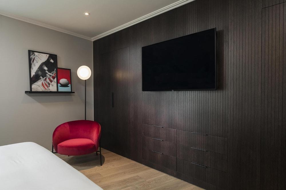 Radisson RED London Twickenham Room Type - Suite (Legends)