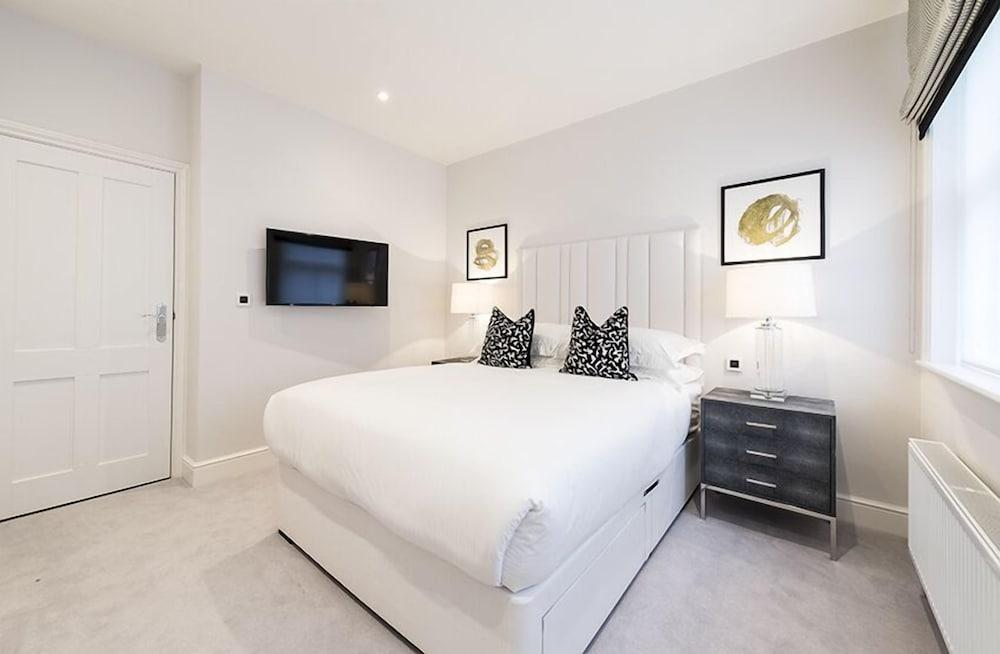 Luxury Three Bedroom - Flat 122 Lower Ground Floor - Tap to explore photos