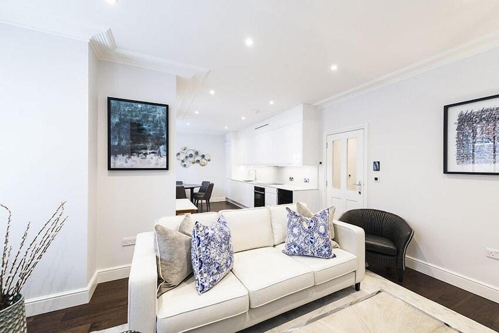 Luxury Three Bedroom - Flat 122 Lower Ground Floor - Tap to explore photos