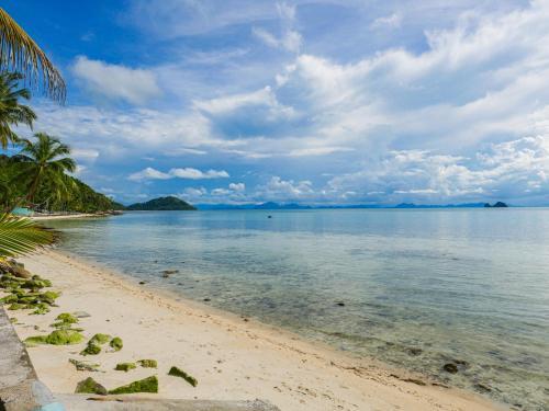 Beachfront Wooden House 3Br & Sunset Views