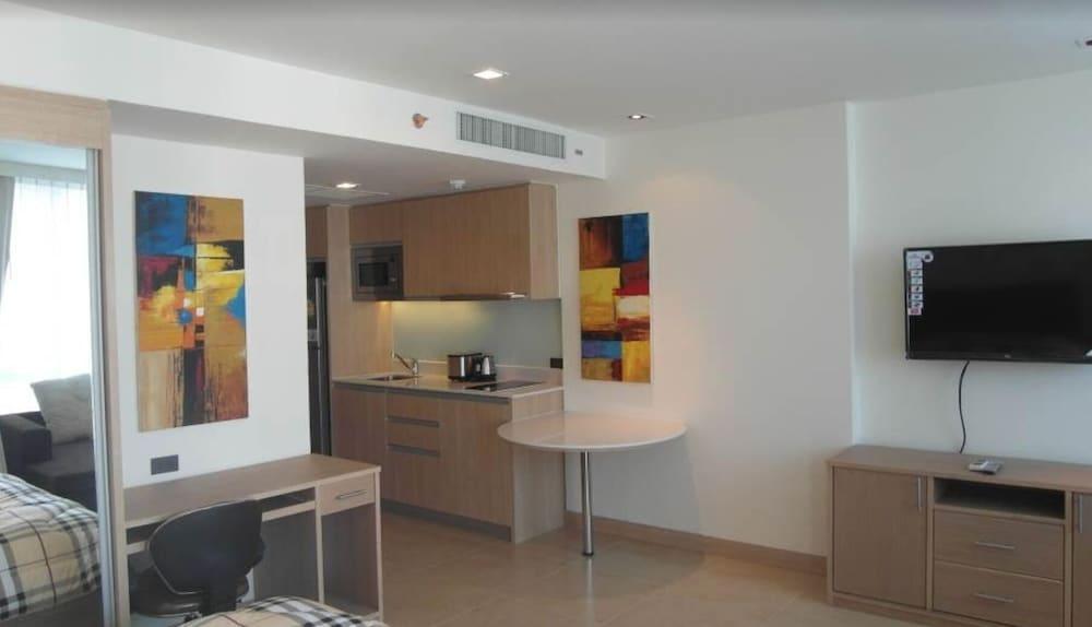 The Cliff Condominium Floor 10th Number 1007 - Tap to explore photos