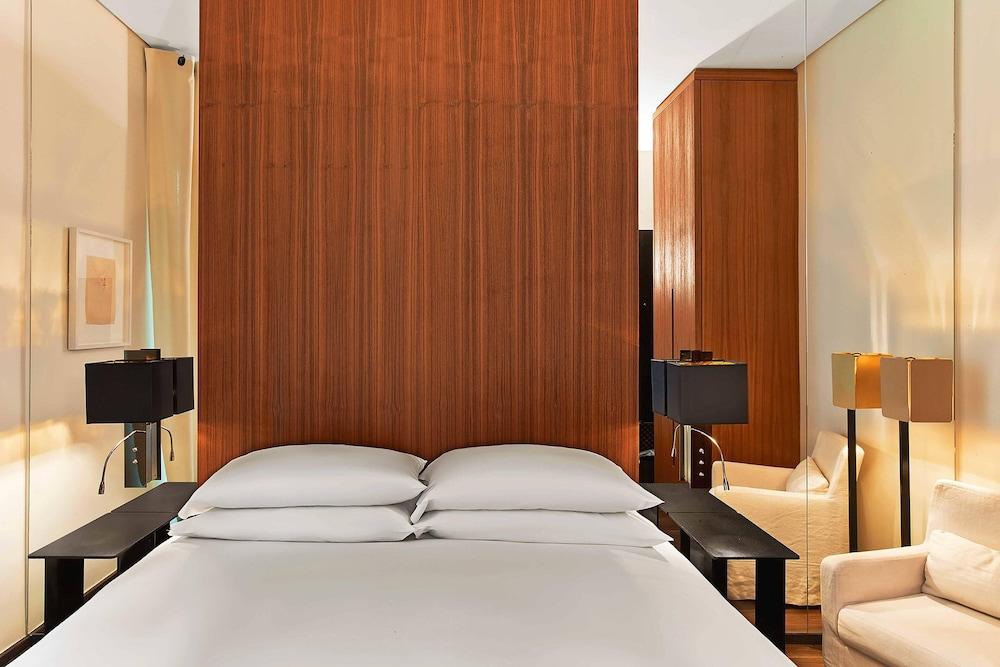 Le Metropolitan Paris Tour Eiffel, a Tribute Portfolio Hotel Room Type - Room, 1 King Bed
