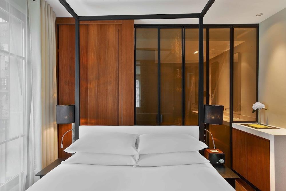 Le Metropolitan Paris Tour Eiffel, a Tribute Portfolio Hotel Room Type - Suite, 1 King Bed, Tower (View)