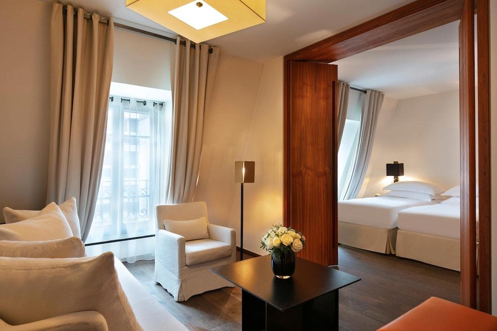 Le Metropolitan Paris Tour Eiffel, a Tribute Portfolio Hotel Room Type - Deluxe Suite, 1 King Bed