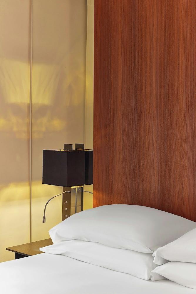 Le Metropolitan Paris Tour Eiffel, a Tribute Portfolio Hotel Room Type - Room, 2 Twin Beds, Balcony, Tower (View)
