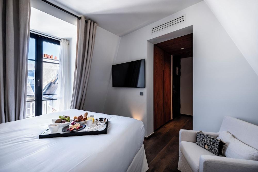 Le Metropolitan Paris Tour Eiffel, a Tribute Portfolio Hotel Room Type - Suite, 1 Queen Bed