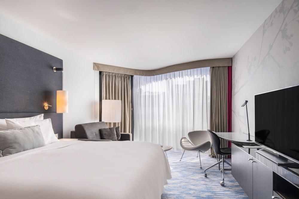 Renaissance Paris Arc de Triomphe Hotel Room Type - Room, 1 King Bed, City View
