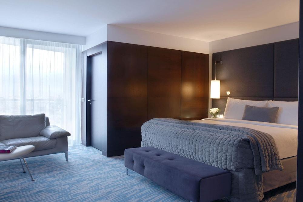 Renaissance Paris Arc de Triomphe Hotel Room Type - Junior Suite, 1 King Bed