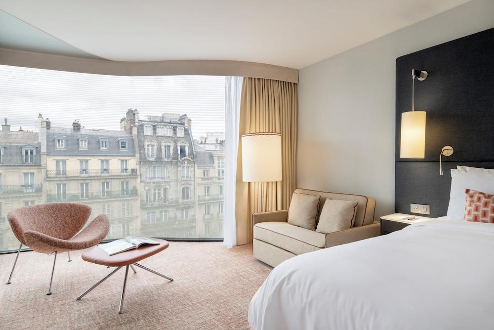 Renaissance Paris Arc de Triomphe Hotel Room Type - Prestige Wave room, 1 king bed
