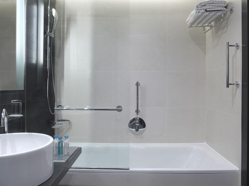 Renaissance Paris Arc de Triomphe Hotel Room Type - Prestige Wave room, 1 king bed