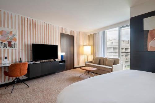 Renaissance Paris Arc de Triomphe Hotel - Tap to explore photos