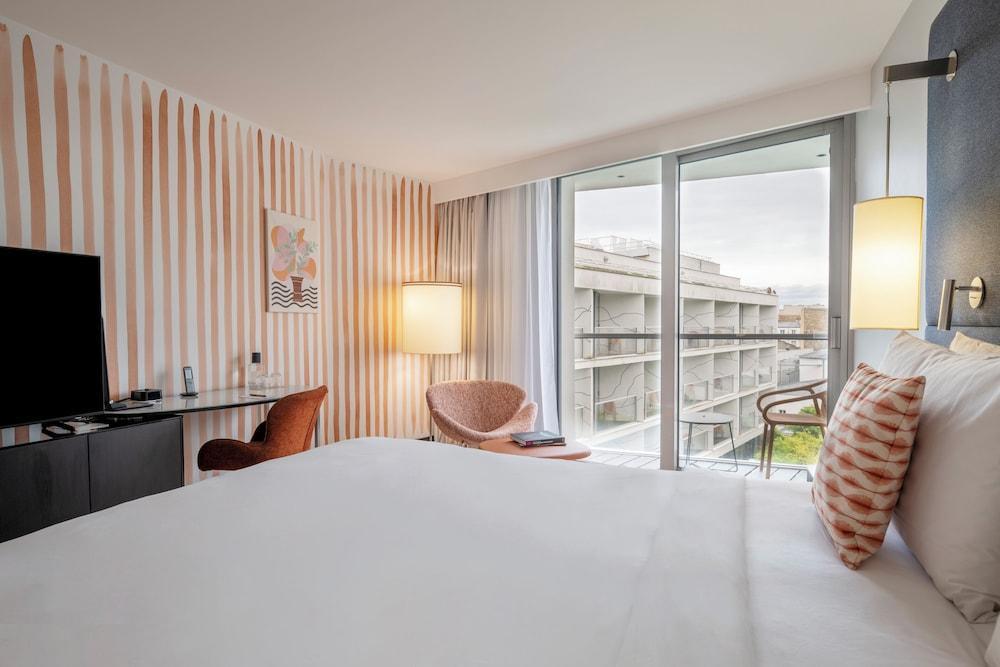 Renaissance Paris Arc de Triomphe Hotel Room Type - Superior room, 1 king bed