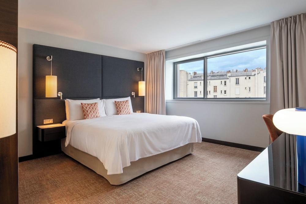 Renaissance Paris Arc de Triomphe Hotel Room Type - Stand'R room, 1 queen bed