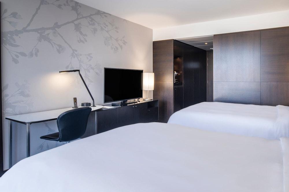 Renaissance Paris Arc de Triomphe Hotel Room Type - Family Room, 2 Double Beds