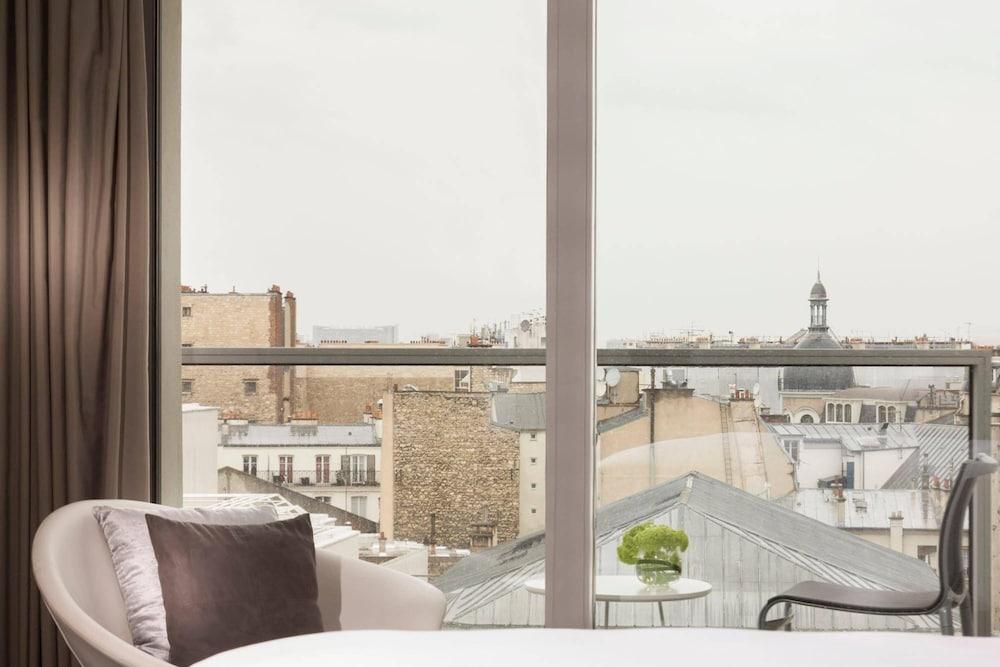Renaissance Paris Arc de Triomphe Hotel Room Type - Prestige Balcony room, 1 king room