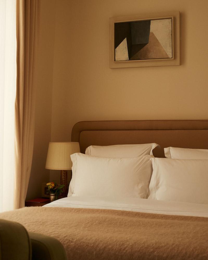 Hôtel Château Voltaire Room Type - Deluxe Double Room