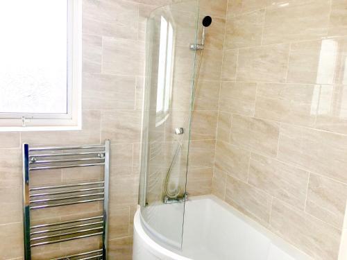 Studio Apartment, Private Bathroom and Parking - Tap to explore photos