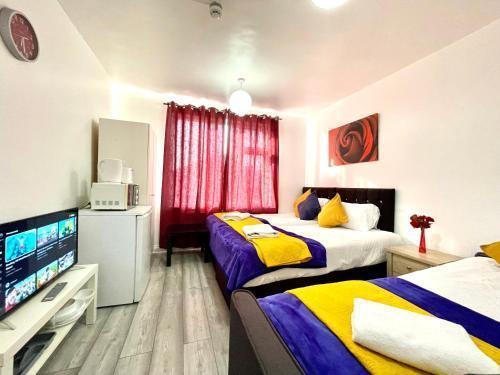 Studio Apartment, Private Bathroom and Parking - Tap to explore photos