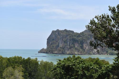 Blanco Hideout Railay - Youth Hostel 18 to 35 Only - Tap to explore photos