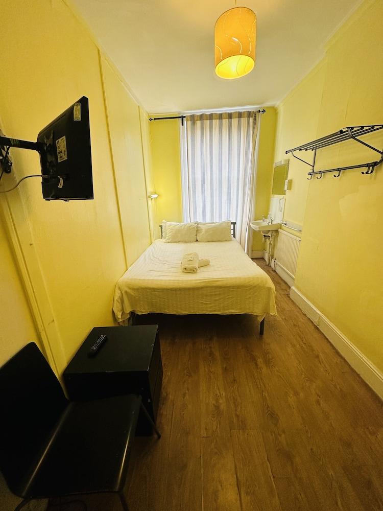 Thanet Hotel Annex Room Type - Basic Double Room (Shared Bathroom)