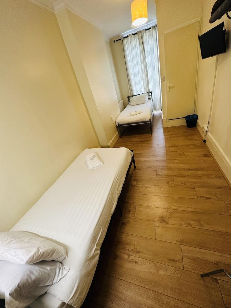 Thanet Hotel Annex Room Type - Basic Twin Room (Shared Bathroom)