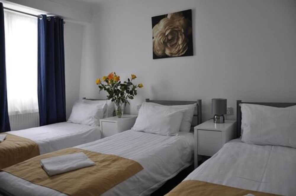 Meridiana Room Type - Triple Room, Shared Bathroom