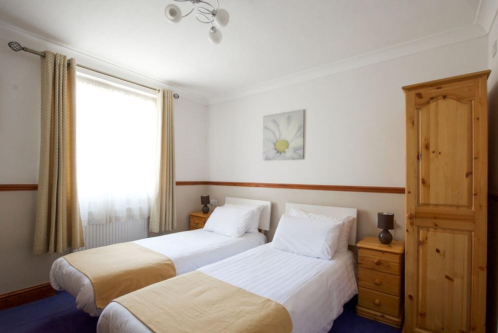 Meridiana Room Type - Twin Room, Shared Bathroom
