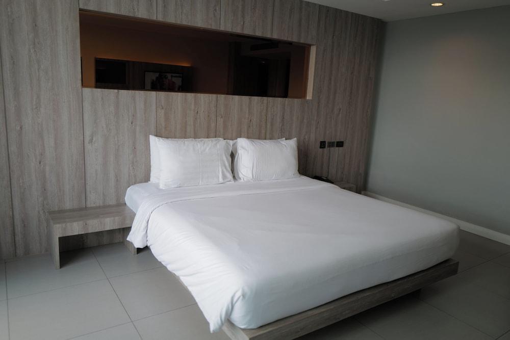Hermann Hotel Pattaya Room Type - Executive Ocean King Deluxe