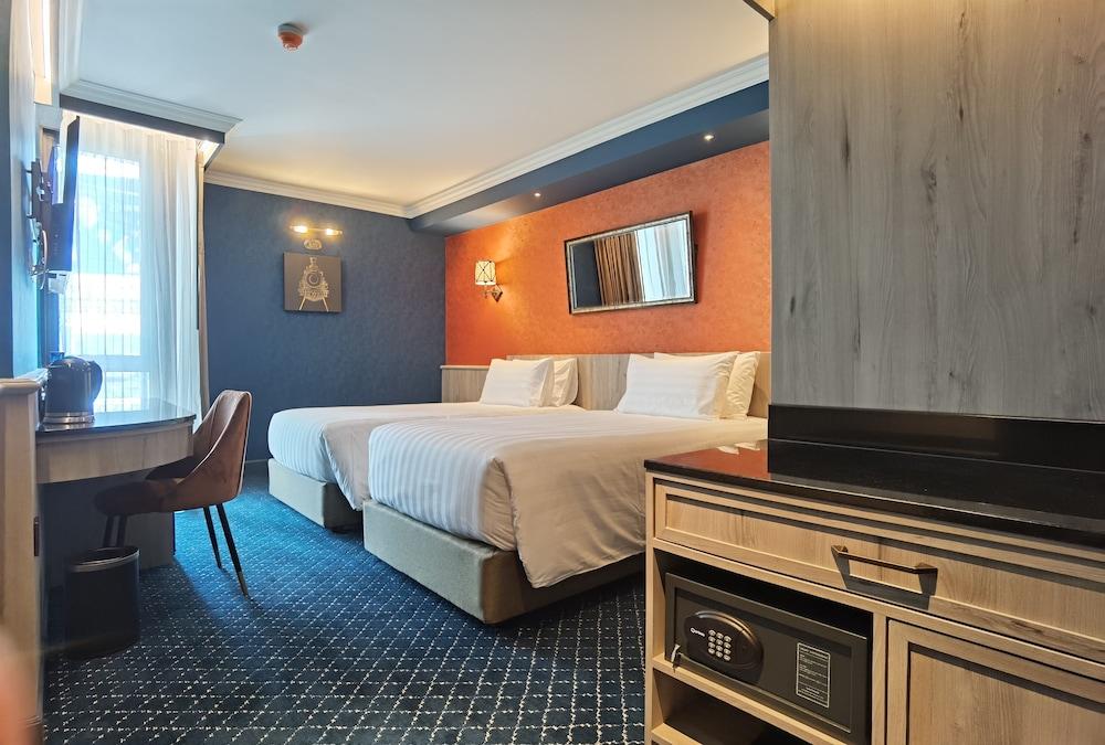 The Coach Hotel Sukhumvit - Asok BTS Bangkok - Tap to explore photos