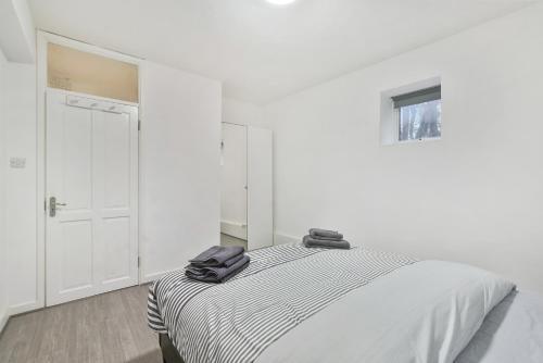 London Euston 2 Bedrooms Apartment - Tap to explore photos