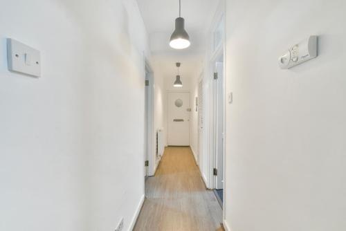 London Euston 2 Bedrooms Apartment - Tap to explore photos