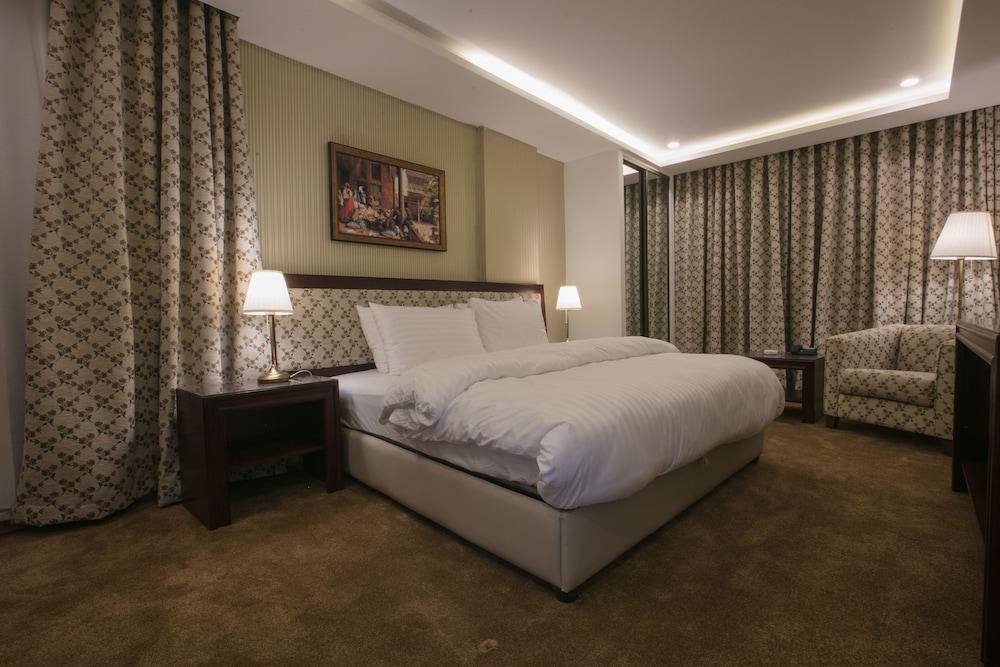 Strand Hotel Room Type - Honeymoon Suite