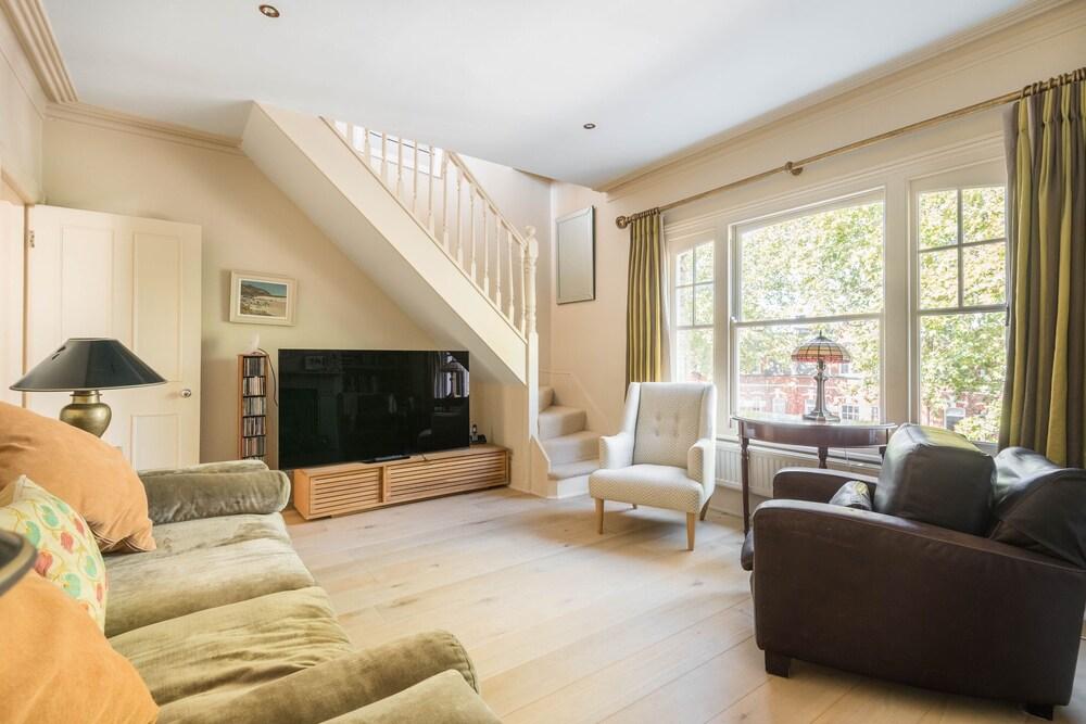 Charming Home in Leafy Parsons Green - Tap to explore photos