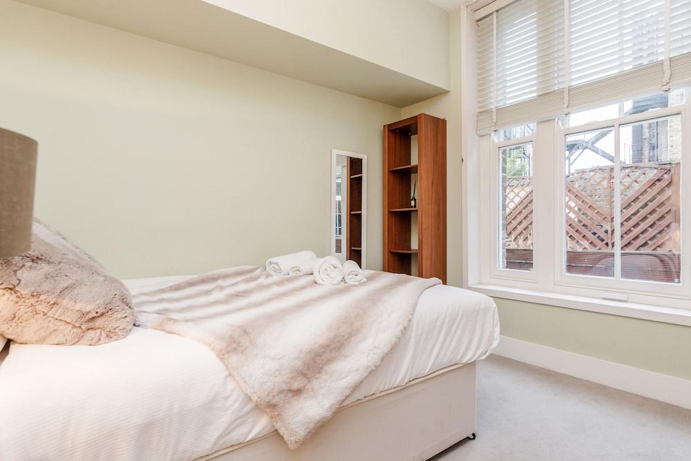 Stylish 3 Bed 3 bath in Kens High St - Tap to explore photos