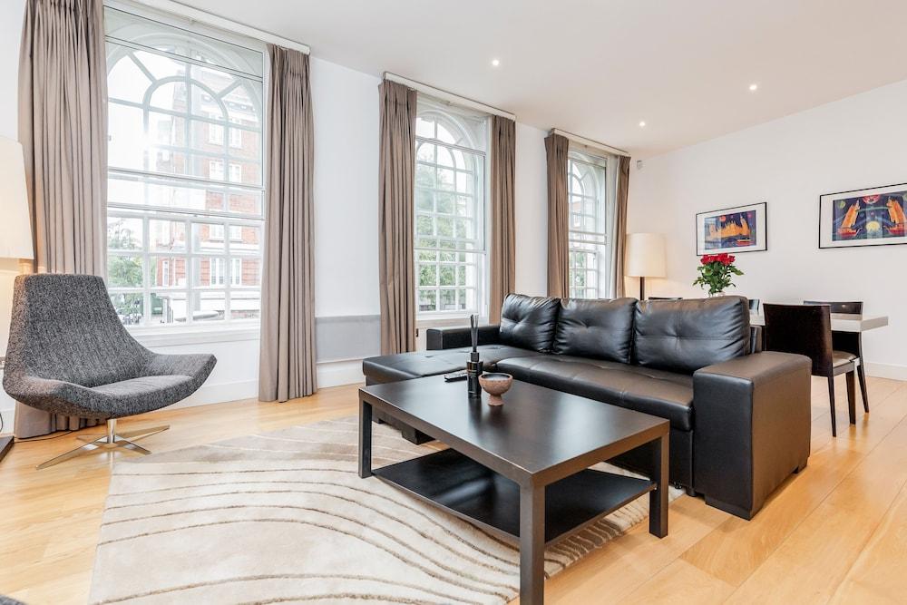 Stylish 3 Bed 3 bath in Kens High St - Tap to explore photos