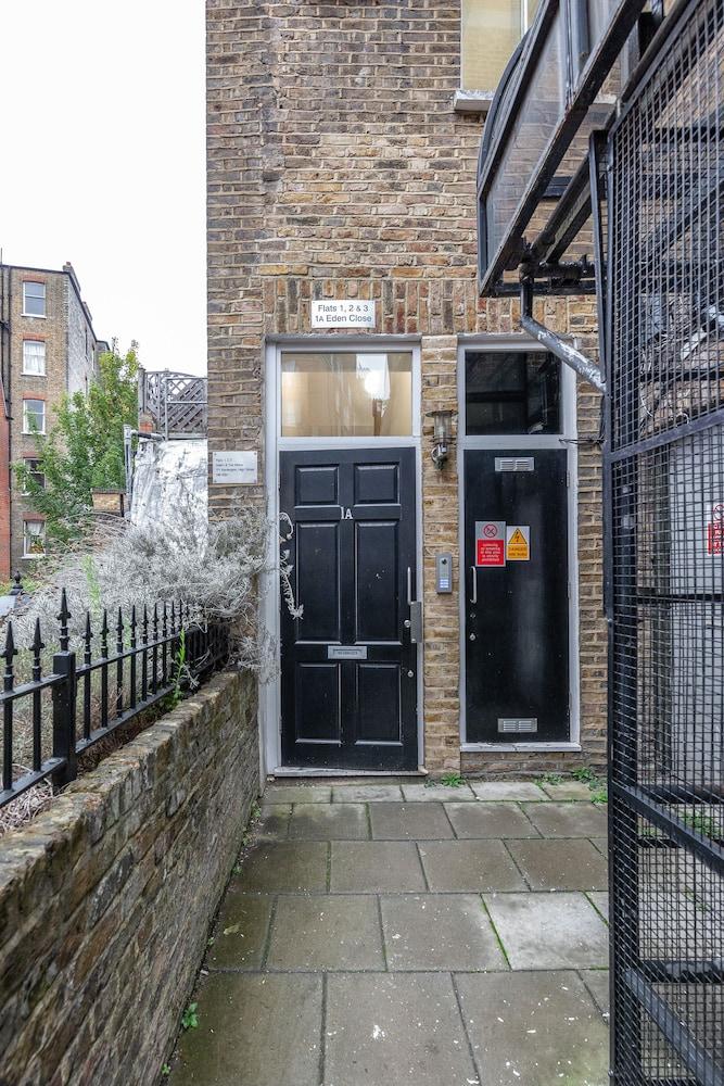 Stylish 3 Bed 3 bath in Kens High St