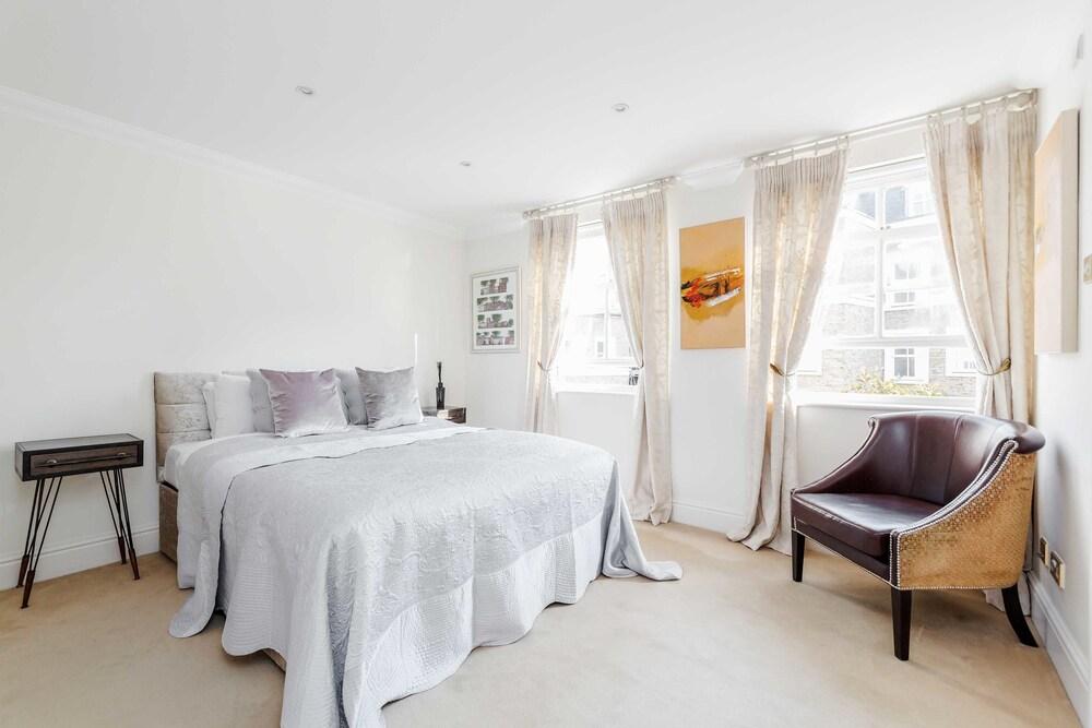 Beautiful House in Heart of Kensington - Tap to explore photos