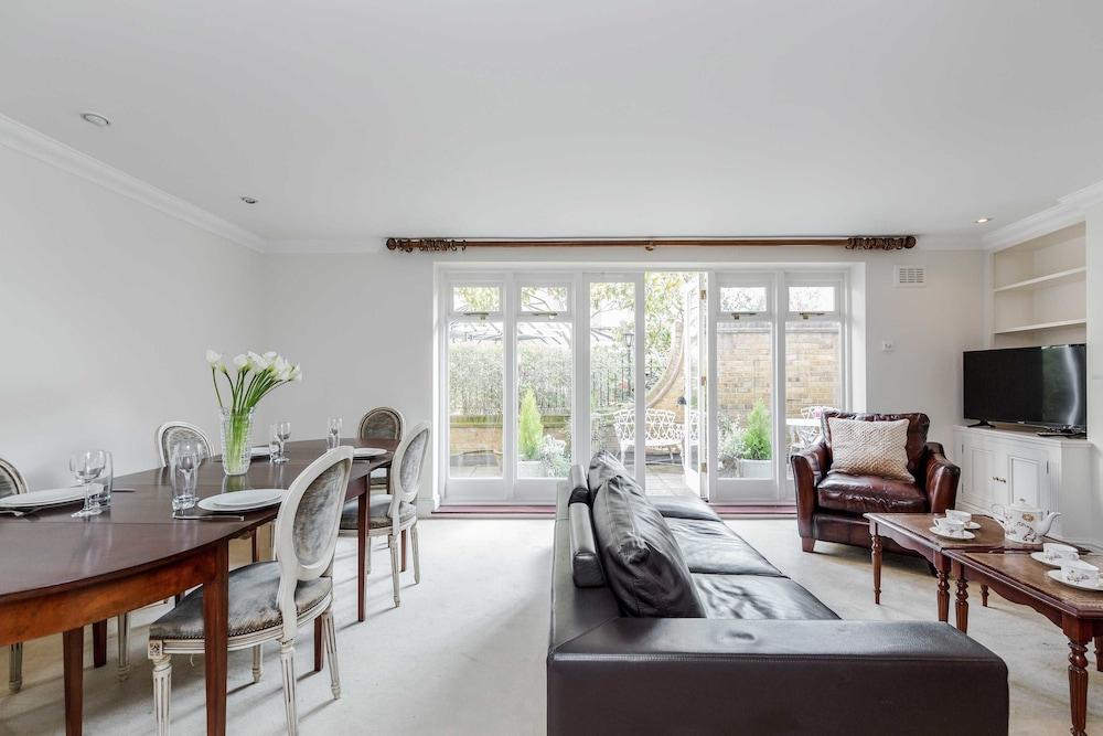 Beautiful House in Heart of Kensington - Tap to explore photos