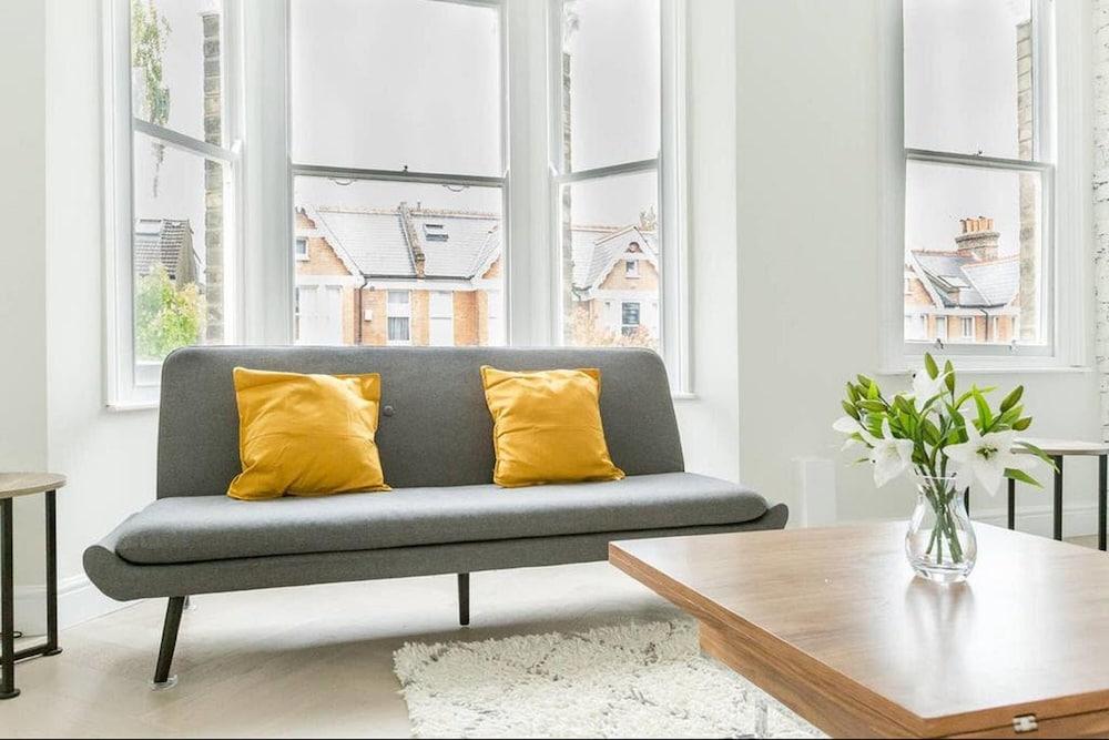 Spacious 3BR South London Apartment - Tap to explore photos