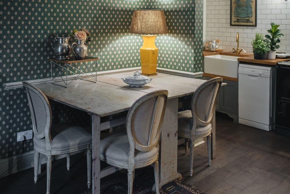 Glorious 2 Bedroom Apartment - Tap to explore photos